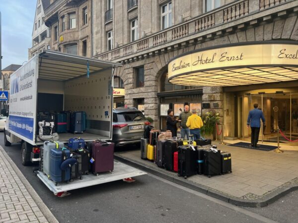 Begleitfahrzeug für Koffer von Hotelgästen des Excelsior in Köln